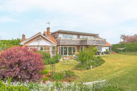 Private Setting with Far-Reaching Views in Thornham