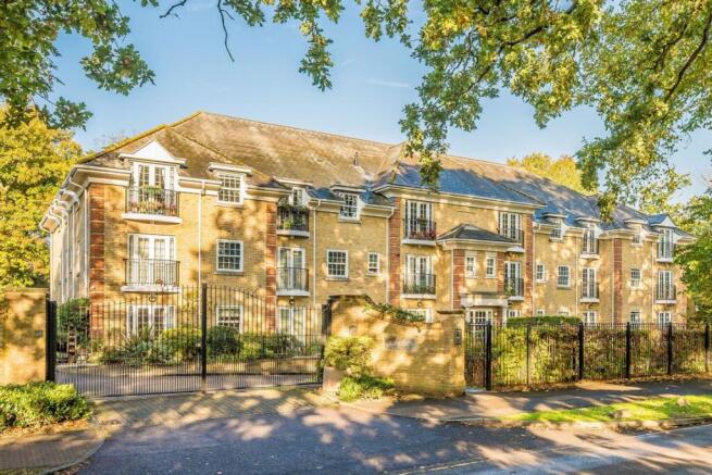 2-bed flat on Oatlands Avenue, Weybridge, £485,000