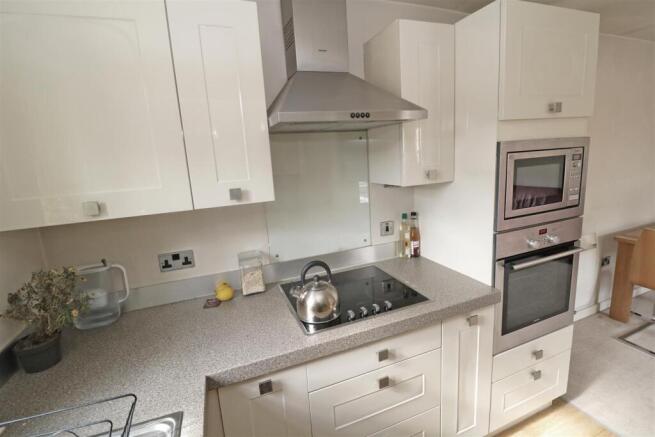 2 bed Flat for sale Image 5