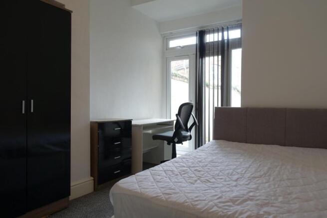 6 bed House to rent Image 9