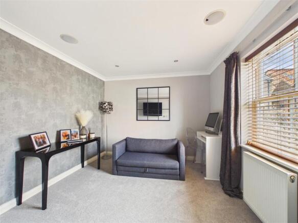 5 bed Detached for sale Image 9