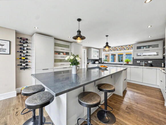 4 bed Detached for sale Image 9
