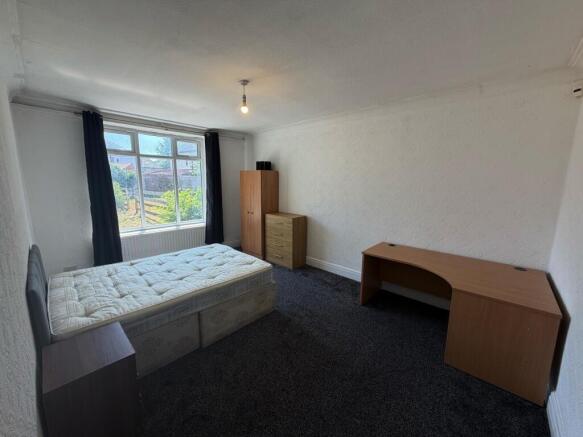4 bed House to rent Image 10
