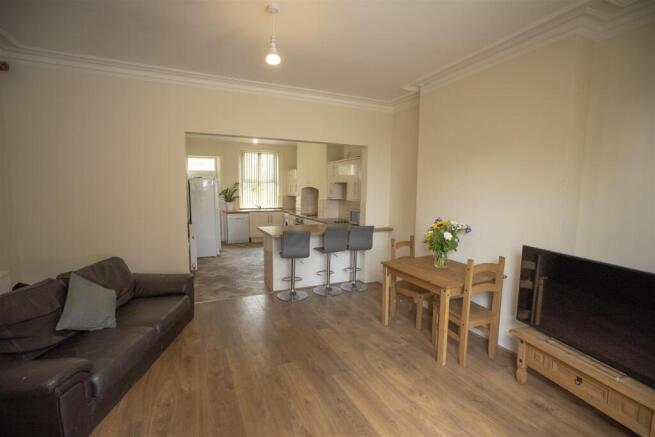 33 mooroakes road lounge.jpg