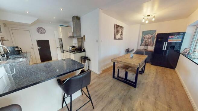 KITCHEN/DINING ROOM