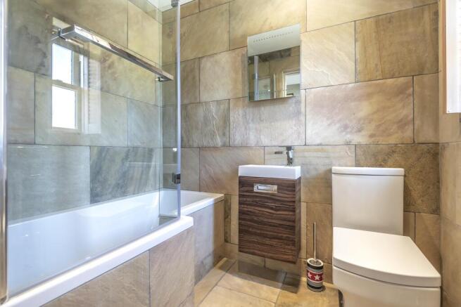 4 bed House to rent Image 12