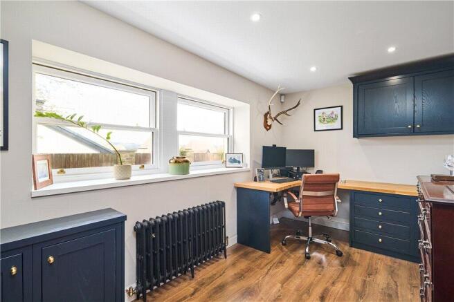 6 bed Detached for sale Image 11