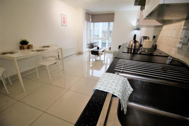 3 bed Flat to rent Image 4