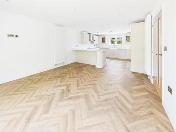 5 bed Detached for sale Image 8