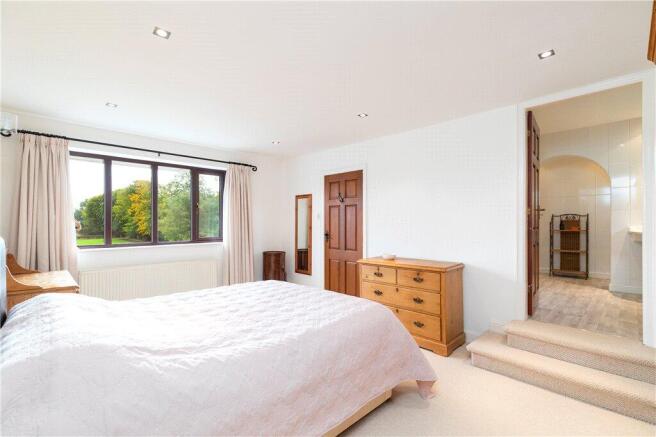6 bed Detached for sale Image 9