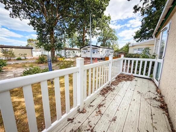 Sacketts Grove, Clacton-On-Sea, Essex photo 4