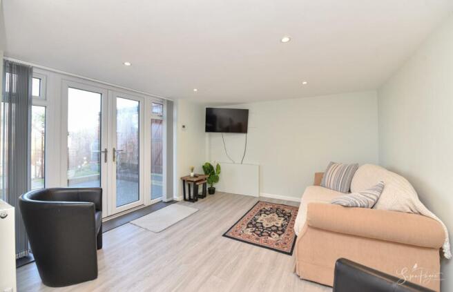Lower Ground Bedroom/Lounge