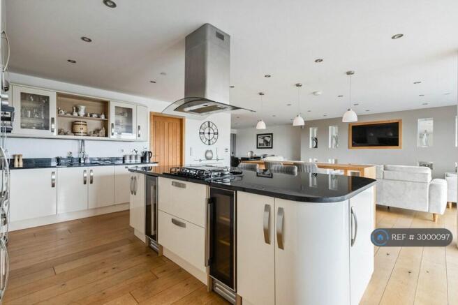 6 bed Detached to rent Image 7