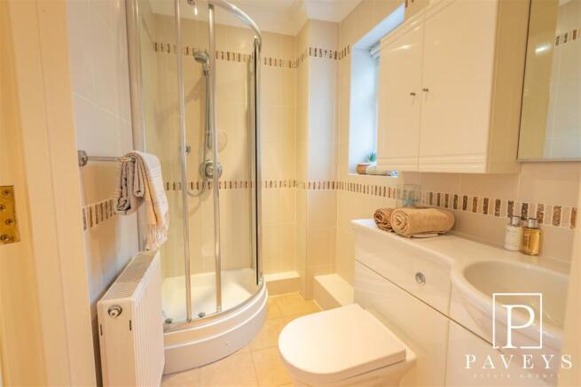 EN-SUITE SHOWER ROOM