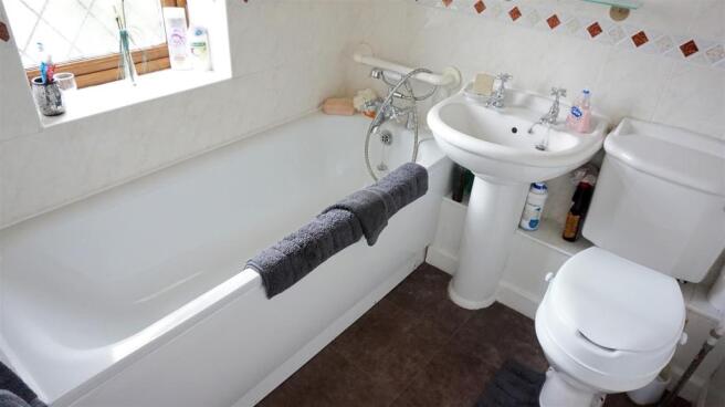 FIRST FLOOR FULLY TILED BATHROOM