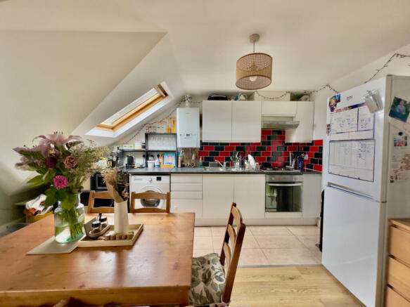 2 BED FLAT FOR RENT - LUCIEN ROAD, TOOTING, LONDO