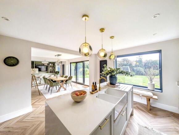 5 bed Detached for sale Image 10