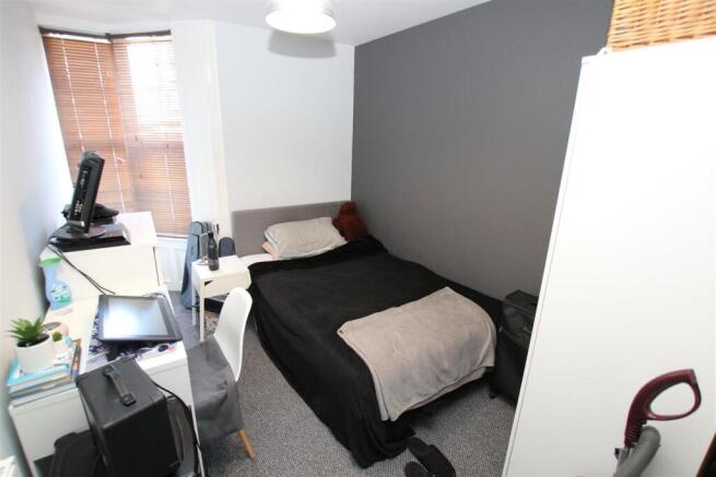 6 bed House to rent Image 11