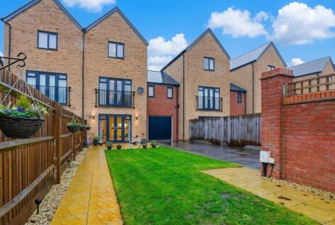 Barrosa Way, Whitehouse, MK8