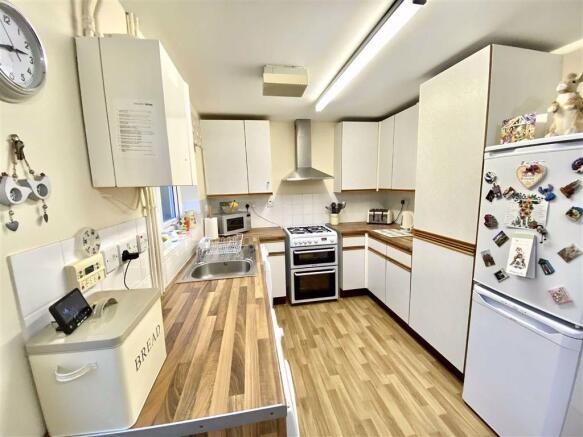 Modern spacious breakfast kitchen/ dining room