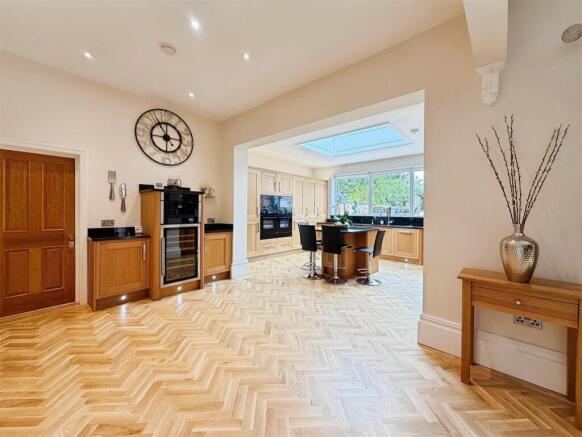 6 bed Detached for sale Image 9