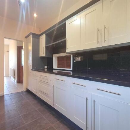 4 bed House to rent Image 4