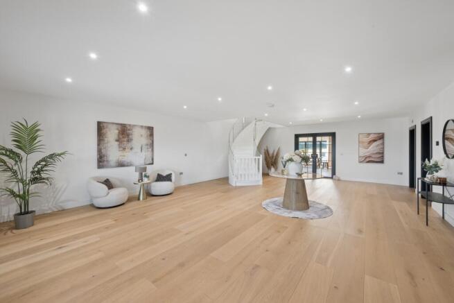 5 bed Detached for sale Image 9