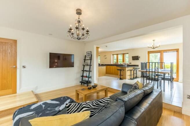 5 bed Detached for sale Image 9