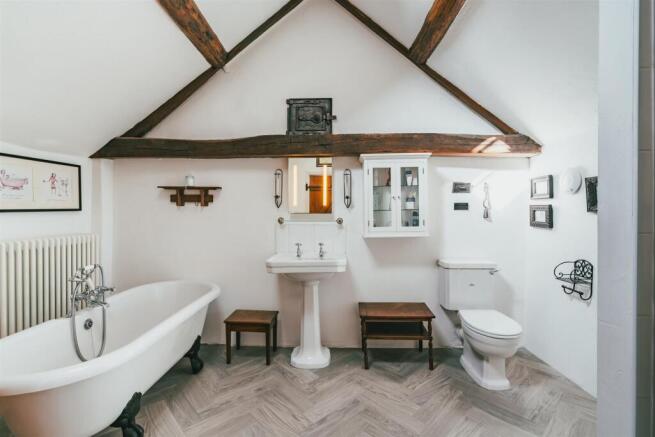 Master En-Suite Bathroom