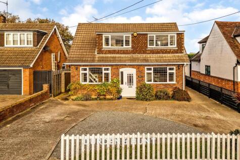 First Avenue, Hook End, CM15