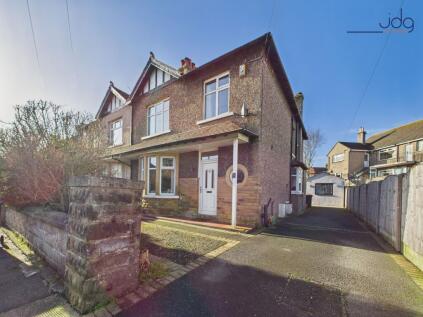 Elm Grove, Bare | Beautiful spacious home right by the Promenade