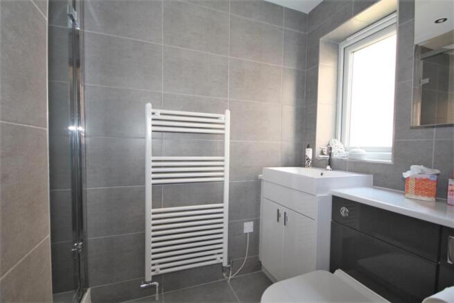 EN-SUITE SHOWER ROOM