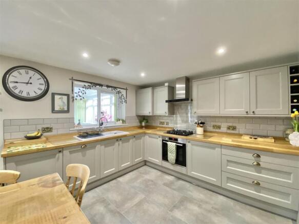 4 bed Detached for sale Image 4