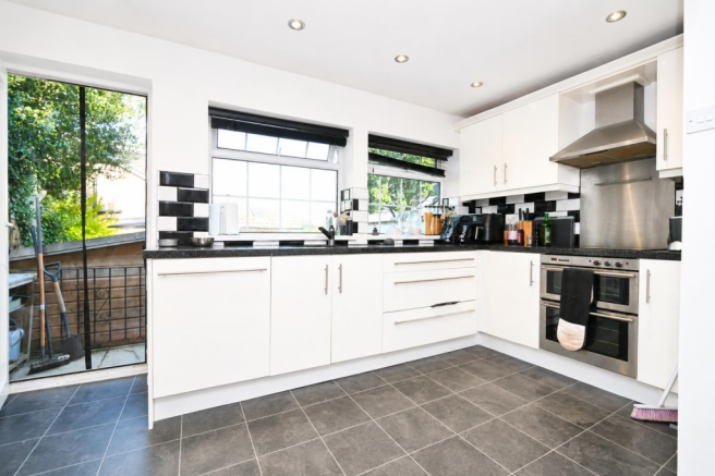 2 bed Terraced for sale Image 2