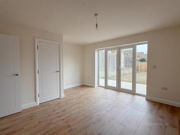 22 Stanton Close Desborough-19.jpg