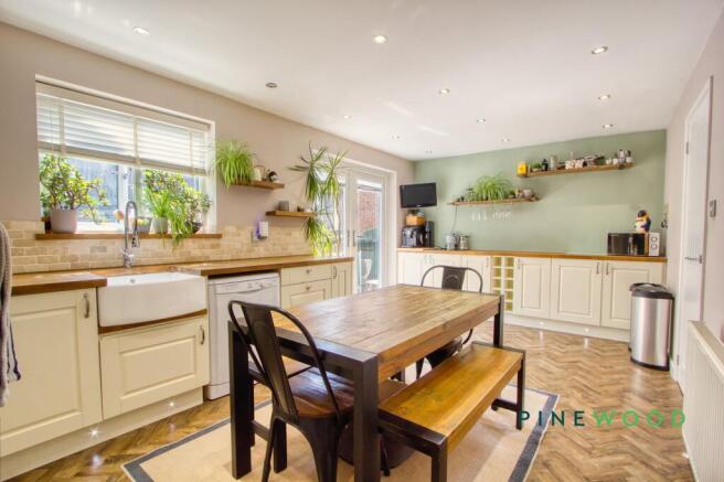 4 bed Detached for sale Image 4