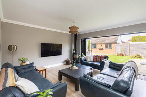 Warwick Road, Holmwood