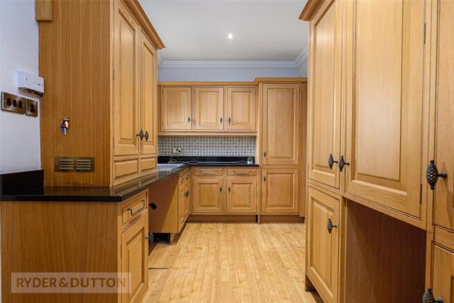 5 bed Detached for sale Image 11