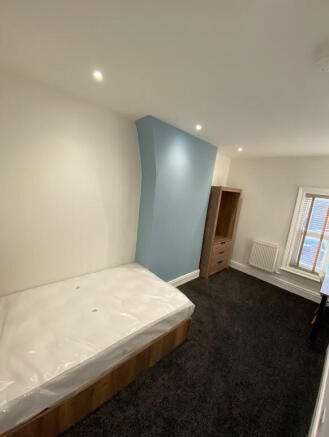 4 bed House to rent Image 12