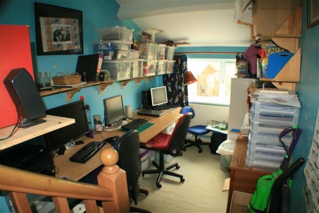 BEDROOM/STUDY
