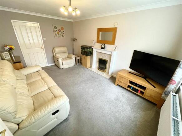 Lounge 1.jpg