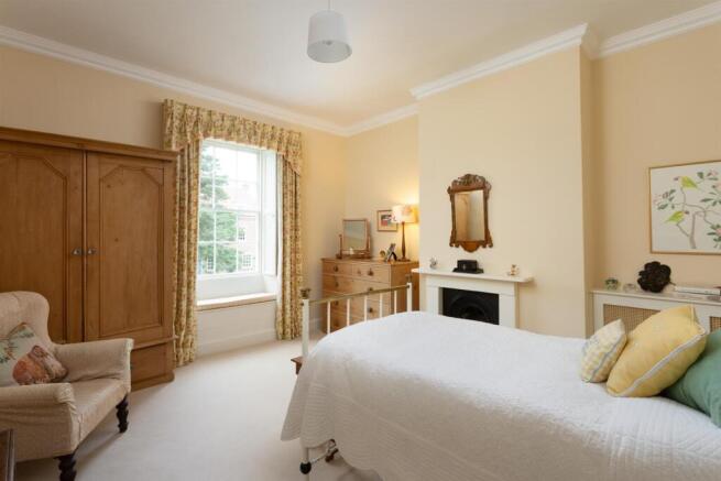 6 bed House for sale Image 9