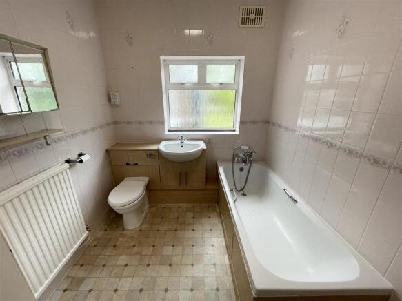 BATHROOM :