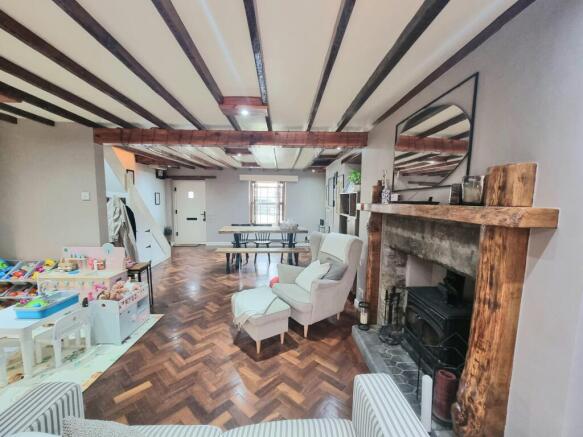 LOUNGE/DINING ROOM