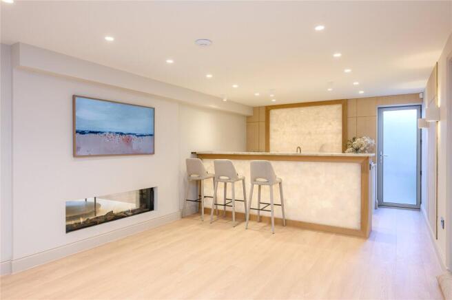 5 bed Detached for sale Image 9