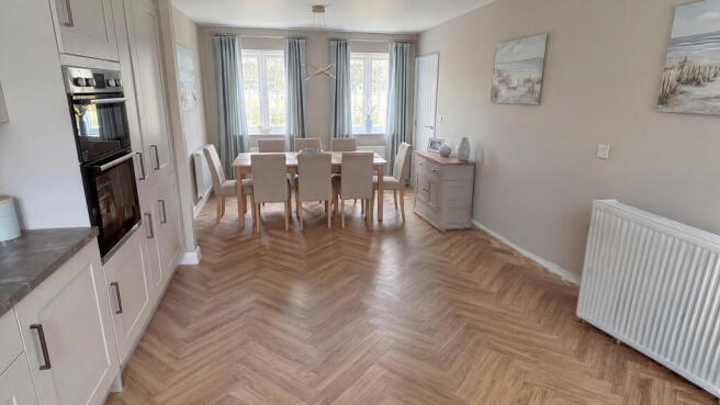 5 bed Detached for sale Image 5