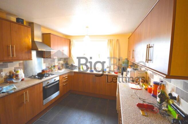 3 bed House Share to rent Image 9