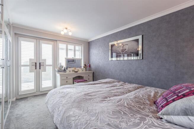 7 Pinewood Park, New Haw, KT15 3BS - 13.jpg
