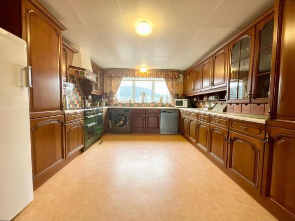 4 bed Apartment for sale Image 9