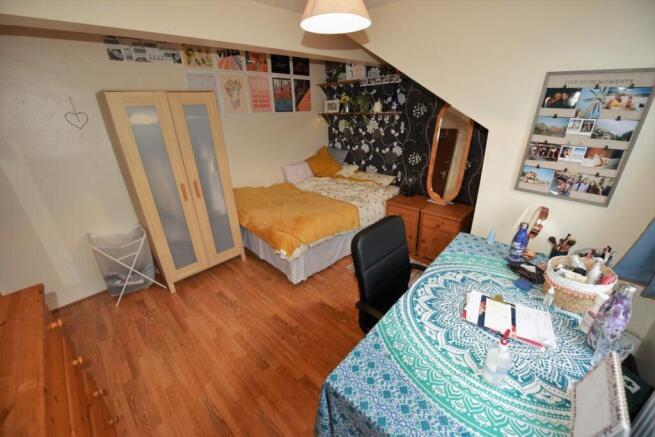 6 bed House to rent Image 9